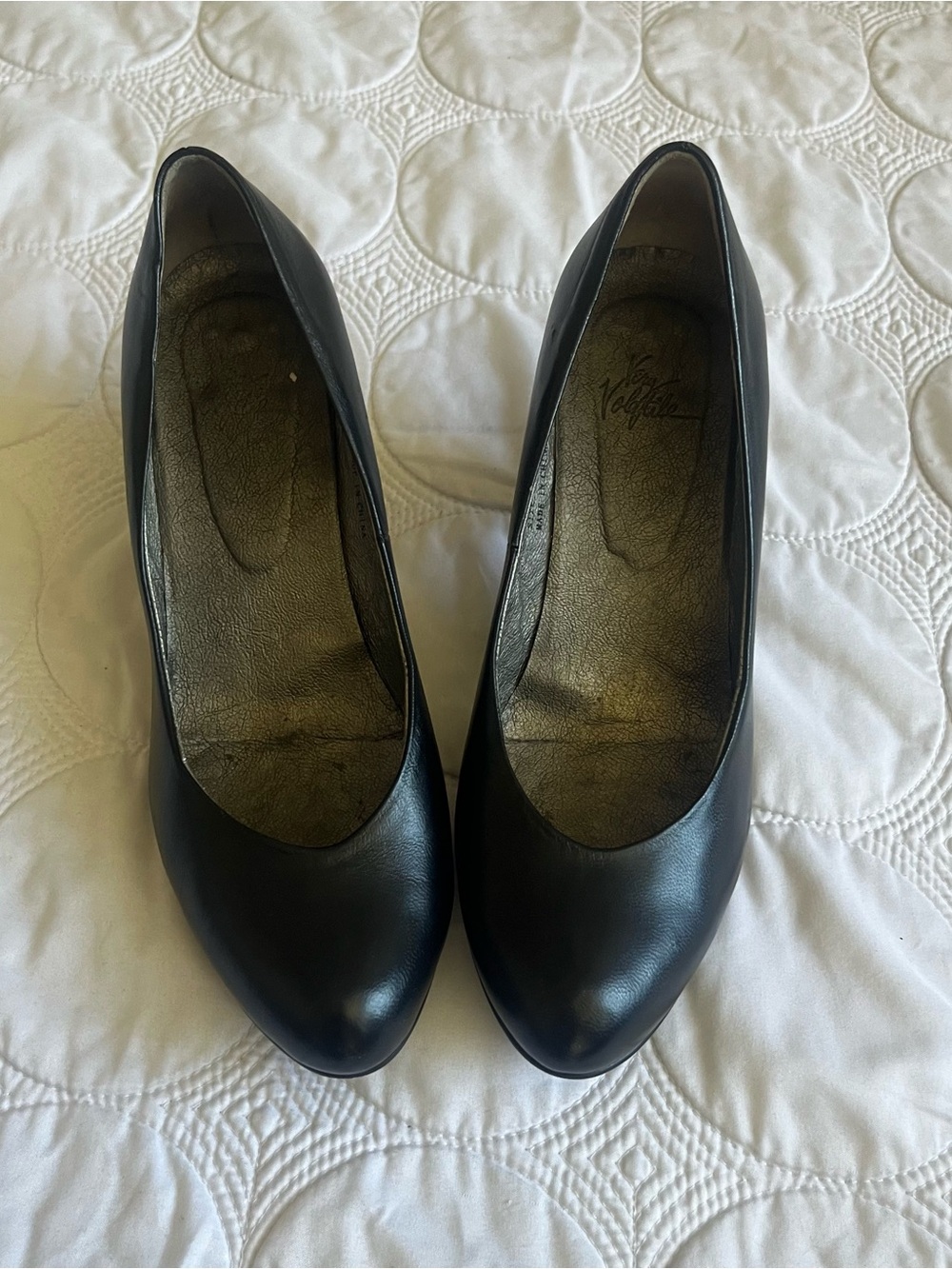 Very Volatile Black Leather Classic Round-Toe Pumps vintage from dEliA’s catalog
